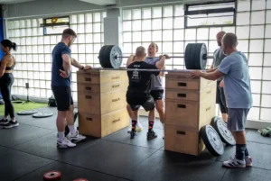 Athleten beim Gewichtheben-Training im Friendship Gym Hamburg mit unterstützenden Trainern.