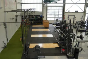 Große, gut ausgestattete Trainingsfläche mit Plattformen und Racks im Friendship Gym Hamburg.