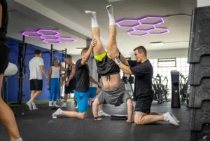 Persönliche Betreuung – sichere Unterstützung bei Skills wie Handstand im Friendship Gym Hamburg.