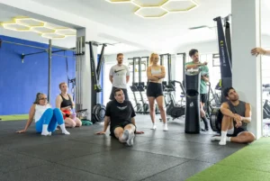 gruppe im kursraum, functional fitness und hyrox training