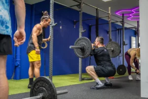Individuelles Coaching – Coach betreut Athlet beim Langhanteltraining im Friendship Gym Hamburg.